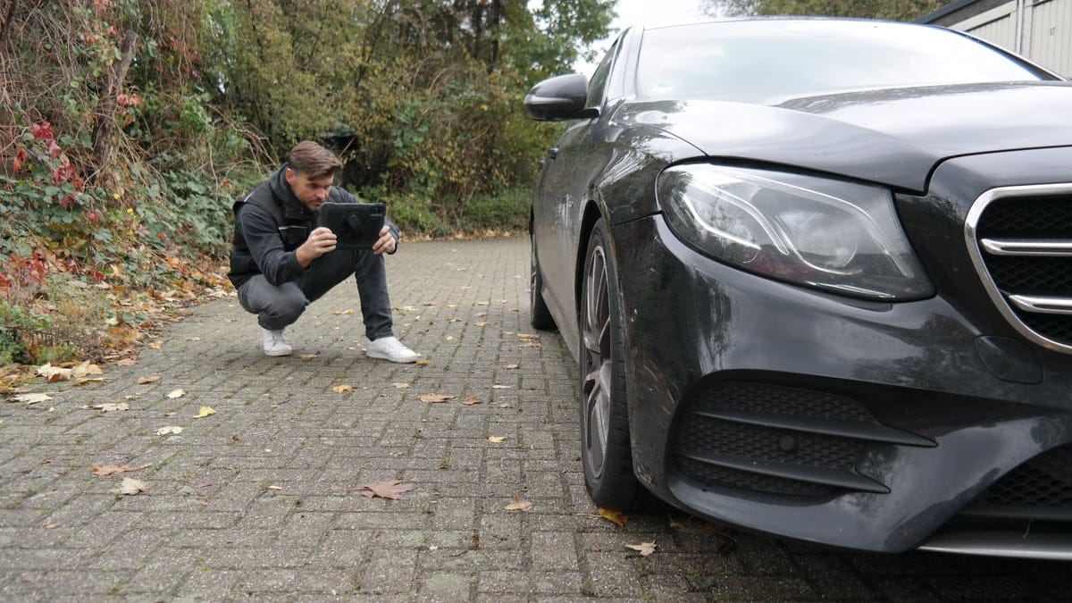 Carsten Heiken bei der Begutachtung eines Unfallschadens